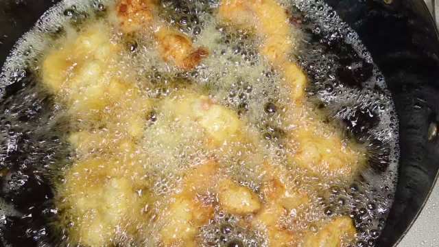 揚げ物中に油が泡立つ原因は？失敗しないための対策と見極め方